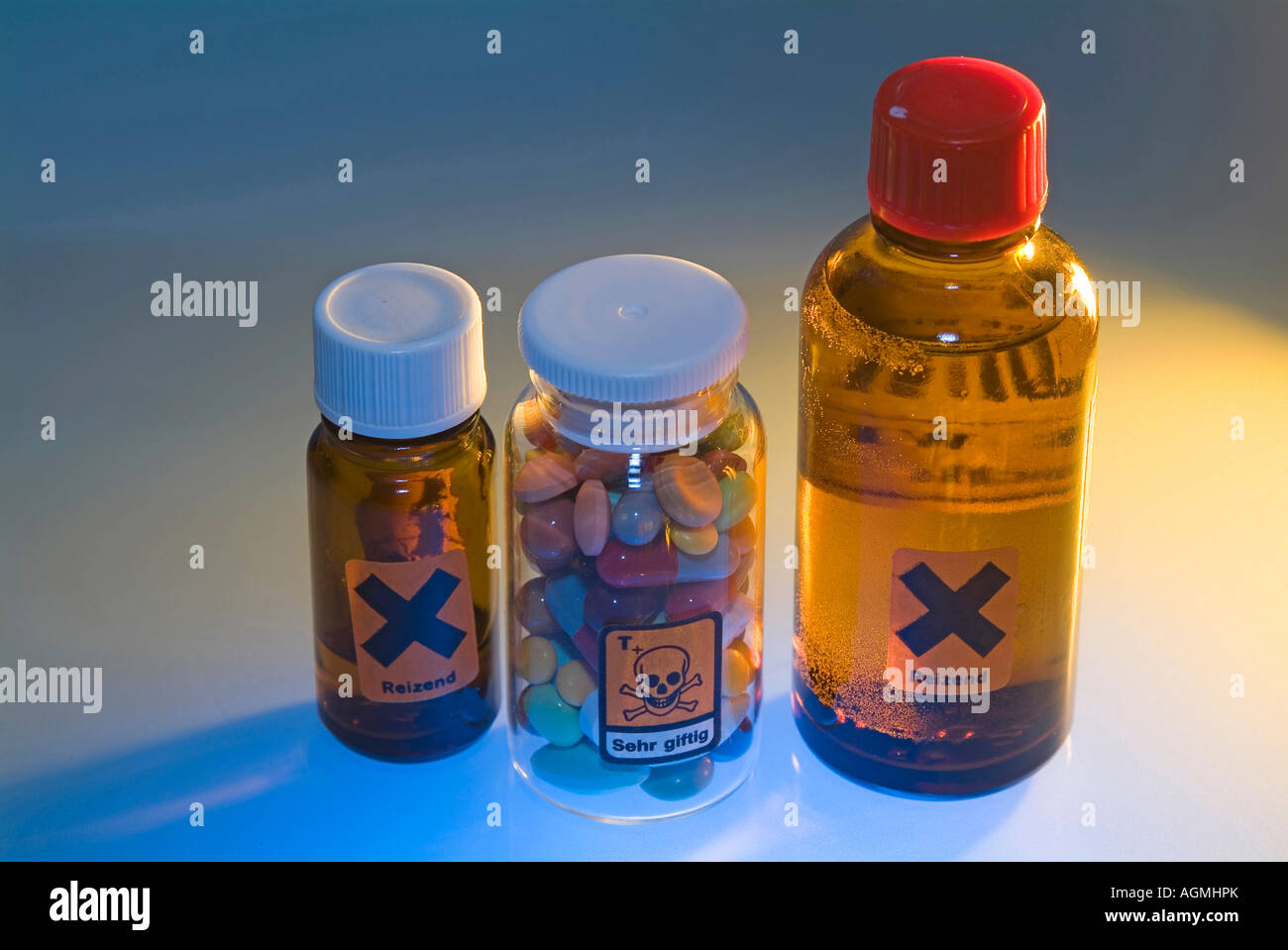 Medicin comprimés en flacon avec symbole de tête de mort de poison liquide dans les bouteilles avec symbole pour vitriolic Banque D'Images