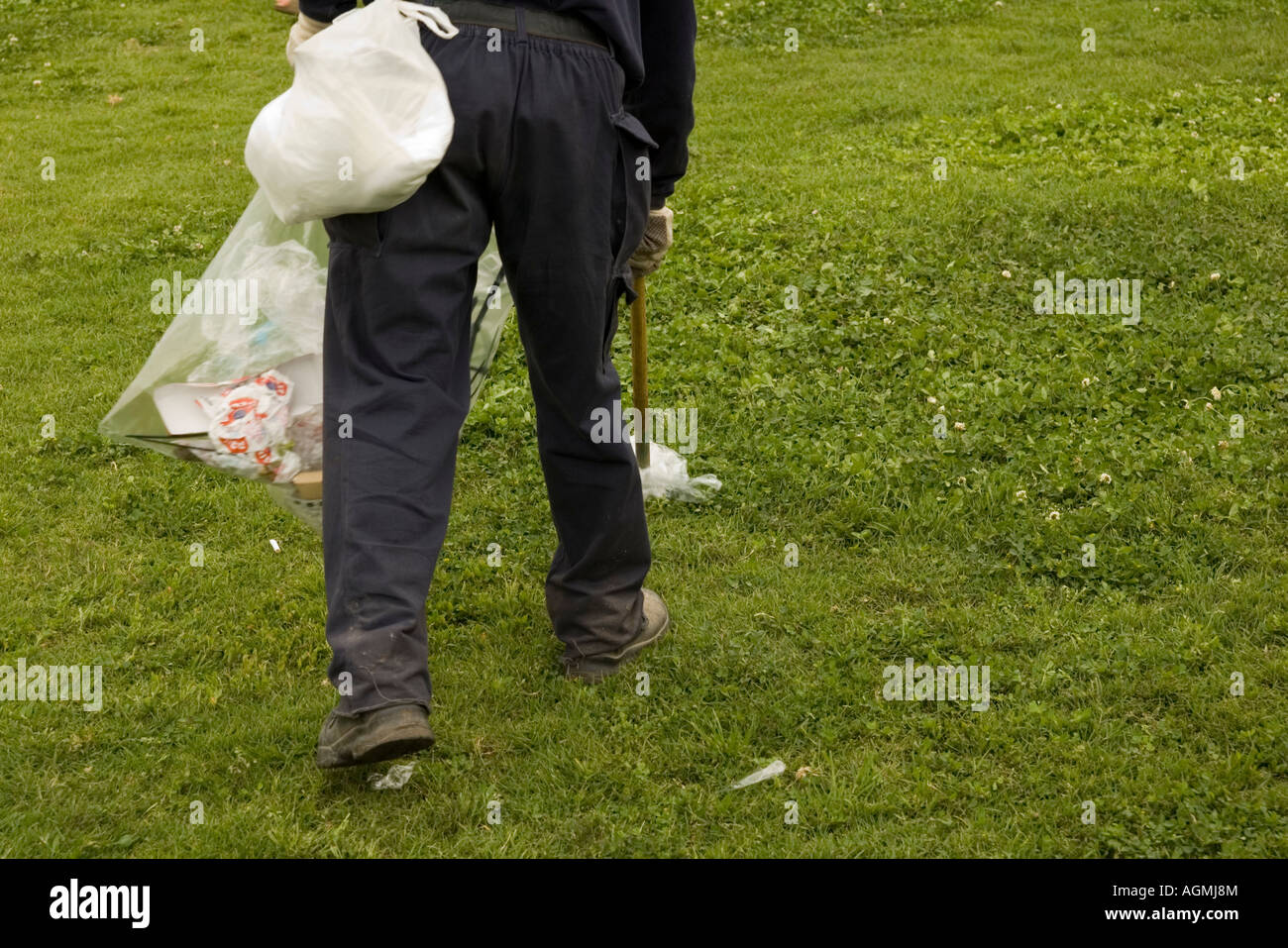Israël Tel Aviv employé du parc la collecte des déchets à l'aide d'un bâton pointu Banque D'Images