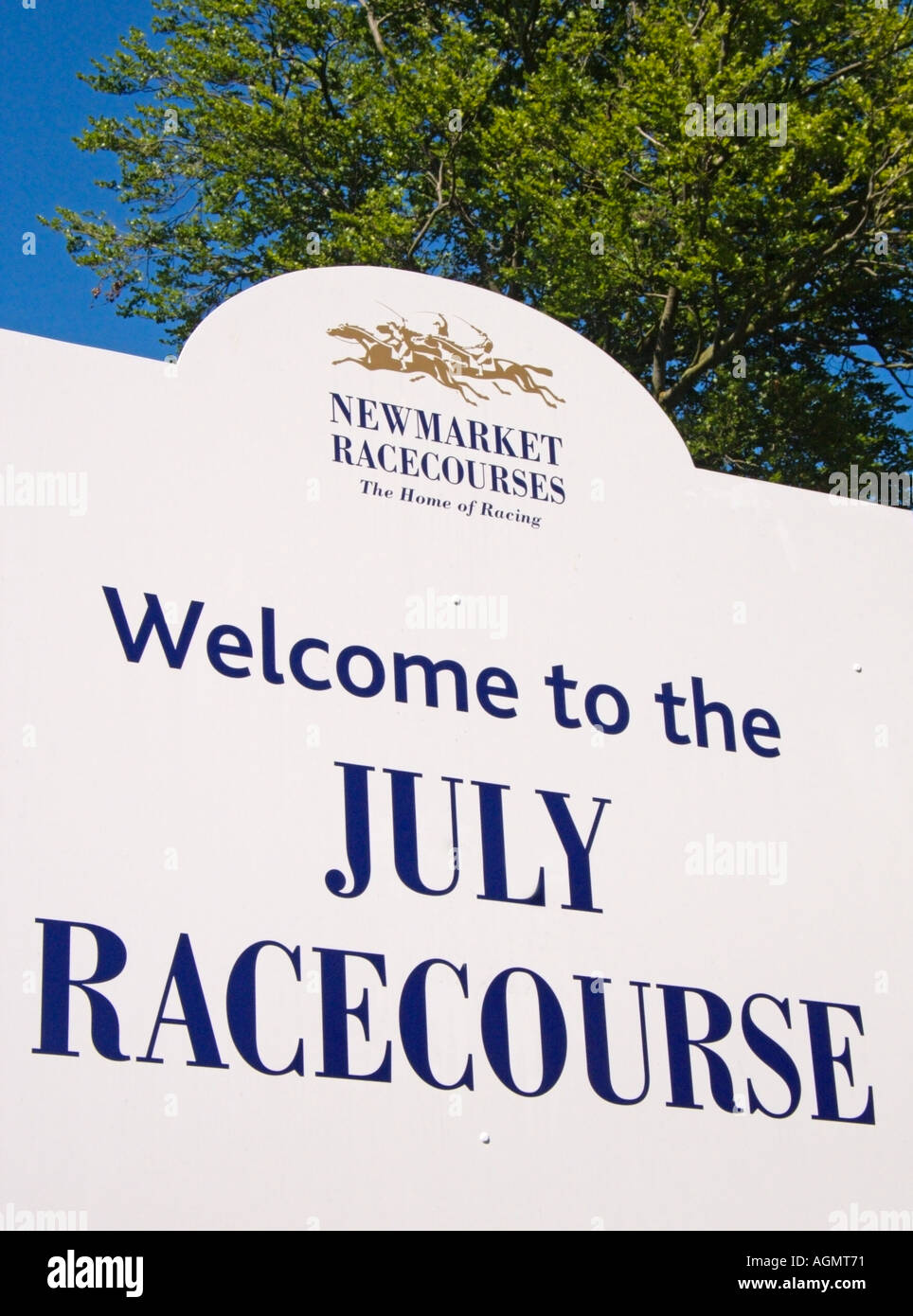 Signe des courses de Newmarket. Bienvenue à l'hippodrome de juillet, Newmarket Racecourses, la maison de course, Newmarket Town, Suffolk, Angleterre, Royaume-Uni Banque D'Images