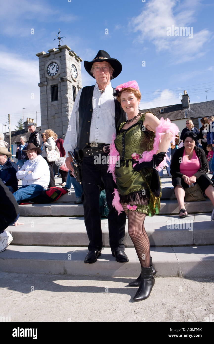 Événement écossais Creetown Country Music Festival Adamson Square Creetown cowboy et sa fille en costume d'Écosse Galloway Banque D'Images