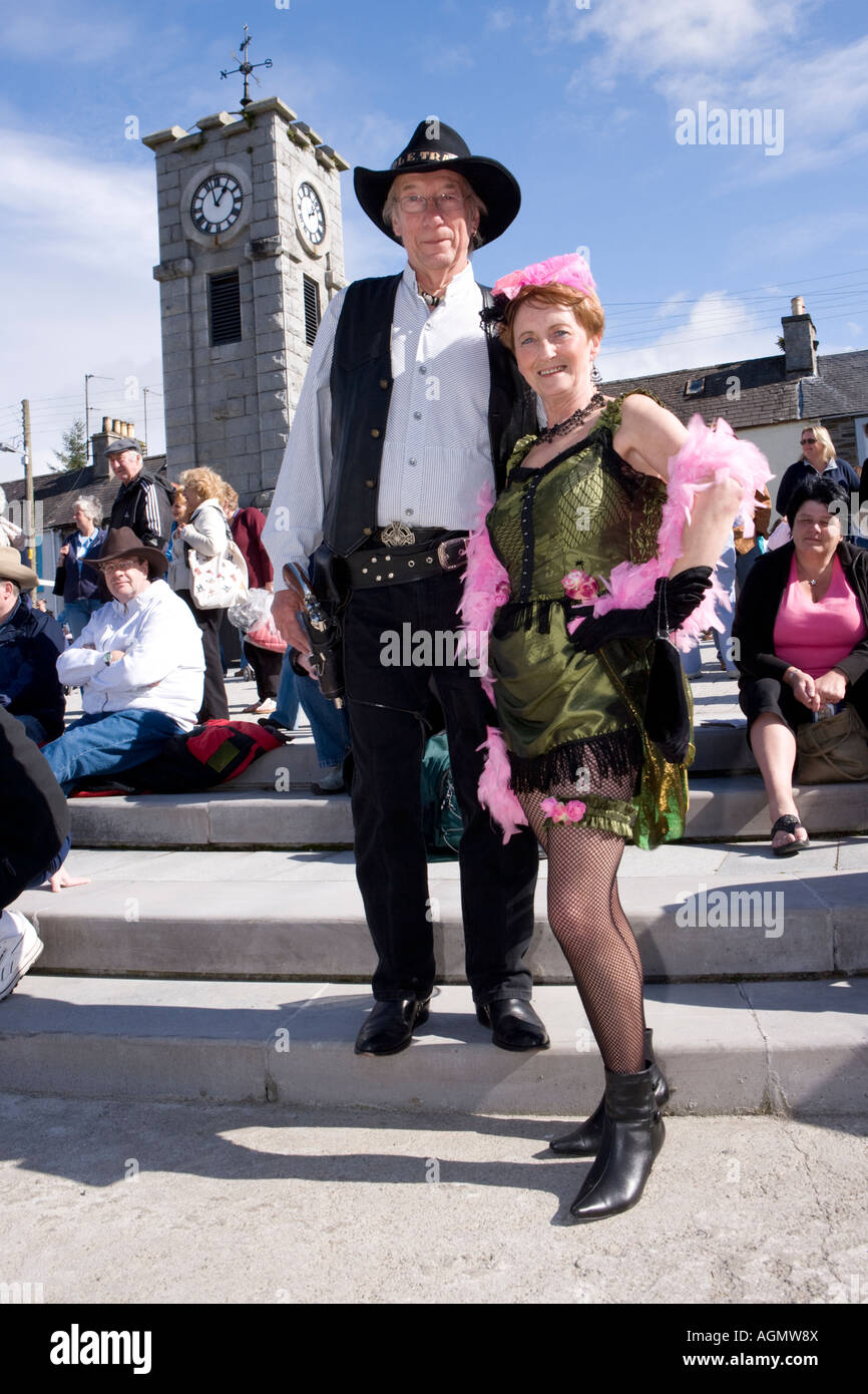 Événement écossais Creetown Country Music Festival Adamson Square Creetown cowboy et sa fille en costume d'Écosse Galloway Banque D'Images