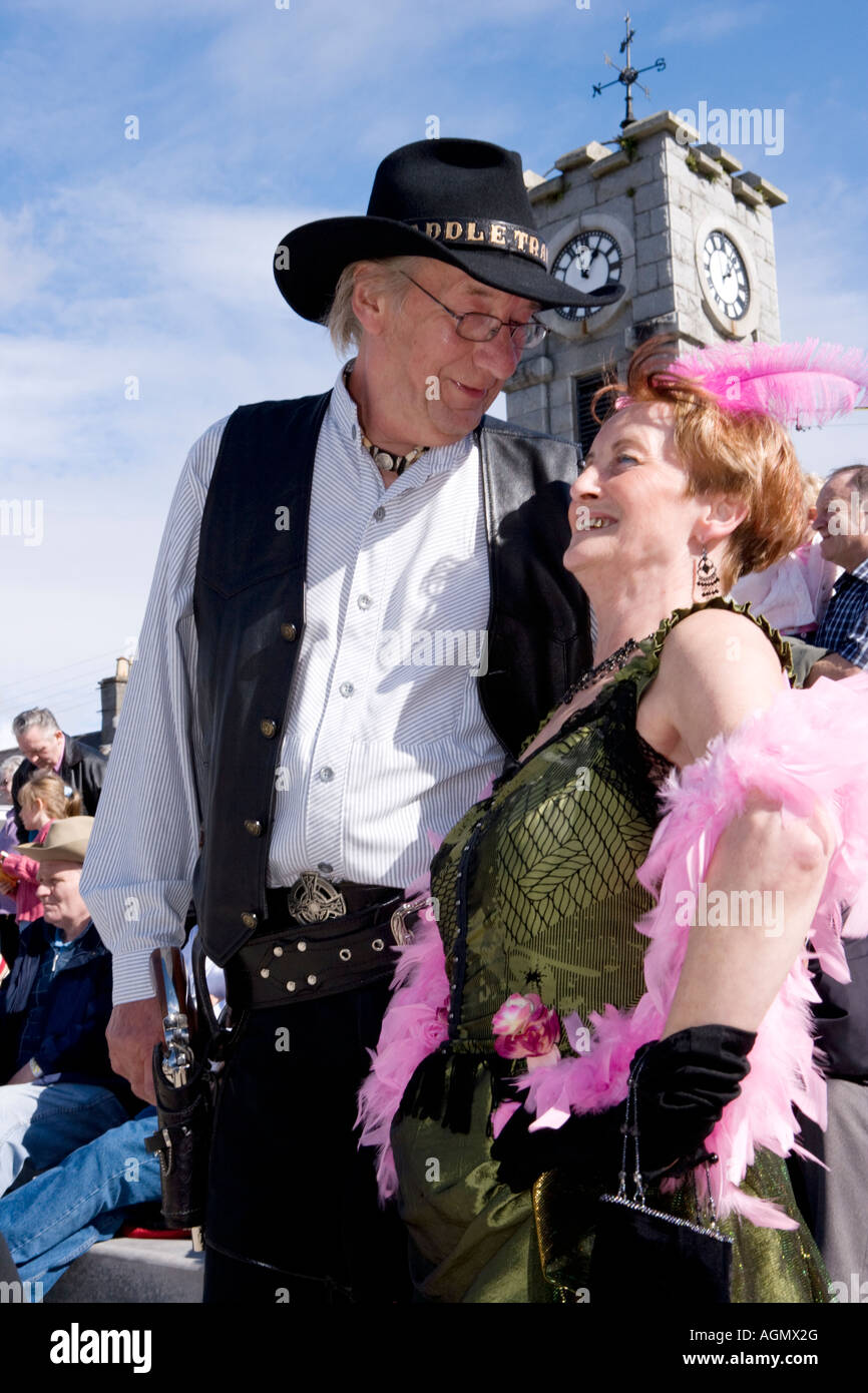 Événements écossais Creetown Country Music Festival Adamson Square Creetown cowboy et sa fille en costume d'Écosse Galloway Banque D'Images