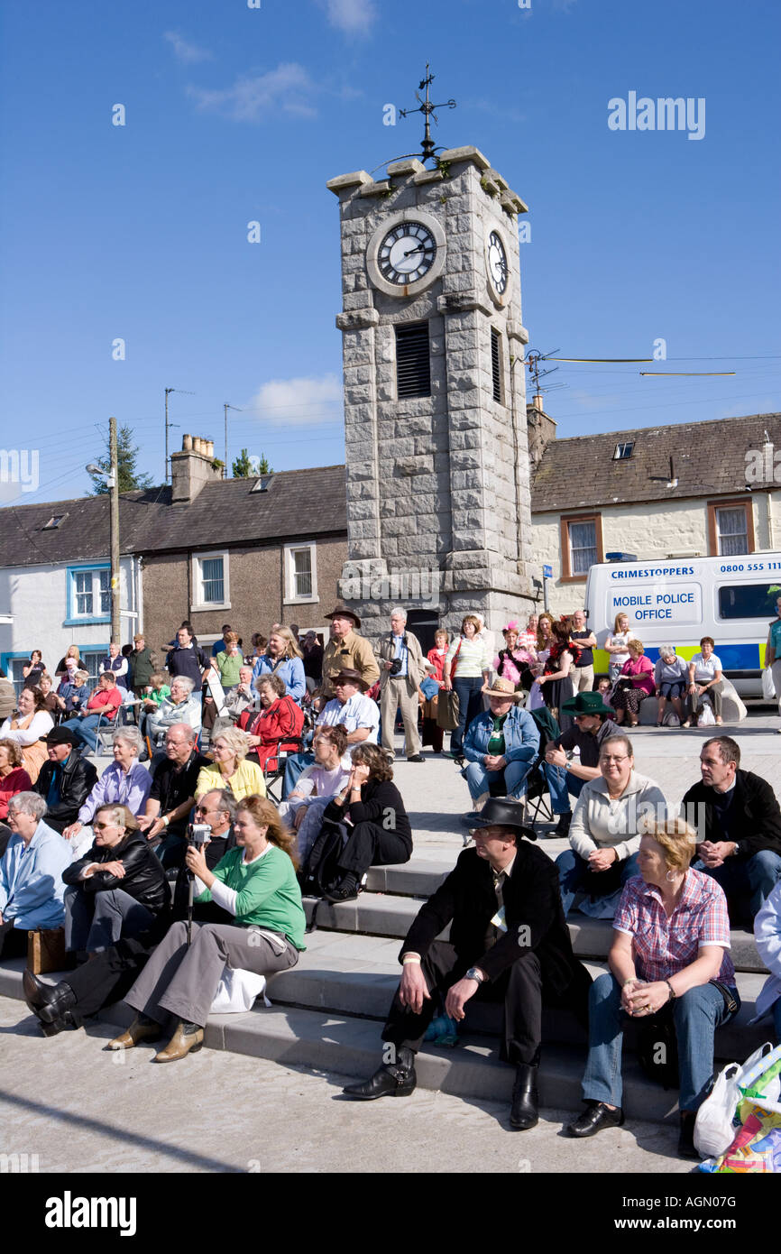 Événements écossais Creetown Country Music Festival Adamson Square Creetown foule écoutant de la musique live Galloway Scotland UK Banque D'Images