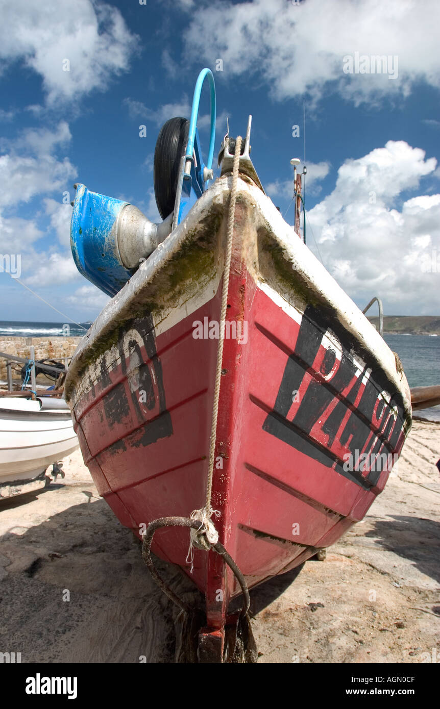 Bateau de pêche cornouaillais en attente de la marée pour tourner pour retourner à la mer pour pêcher le crabe, homard sea bass et le maquereau. Banque D'Images