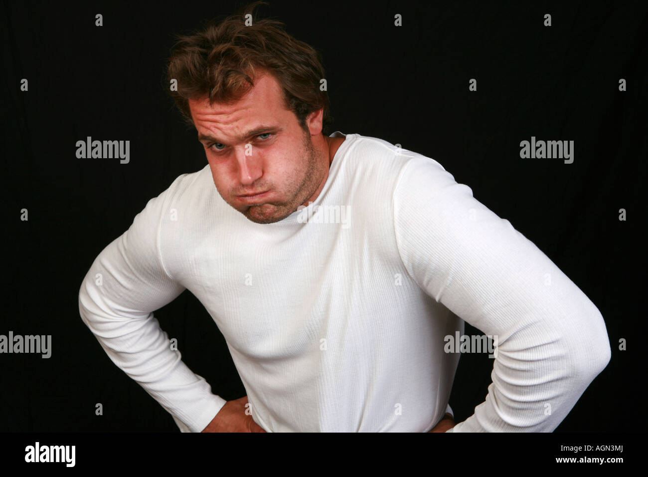 Jeune homme détient dans l'estomac vomissements douleur avant d'être