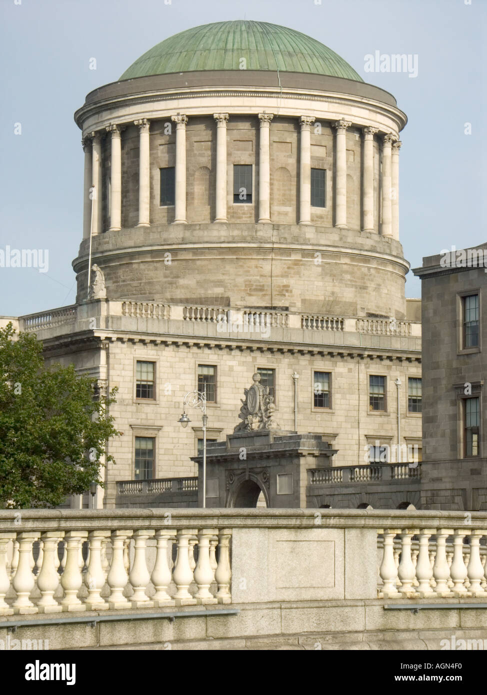 DUBLIN S'appareil judiciaire est centrée autour de la coupole distinctif des quatre cours droit à la Liffey conçu par James Gan Banque D'Images