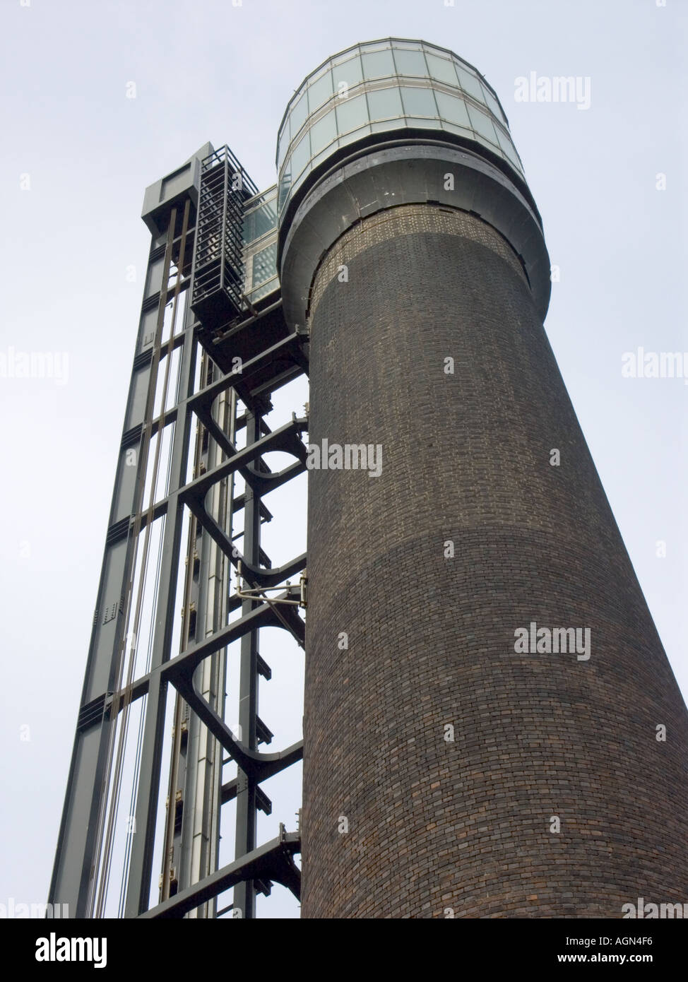 L'actuel 185ft Cheminée Old Jameson Distillery a été surmonté d'un verre à deux niveaux d'observation ci-joint et fournir Banque D'Images