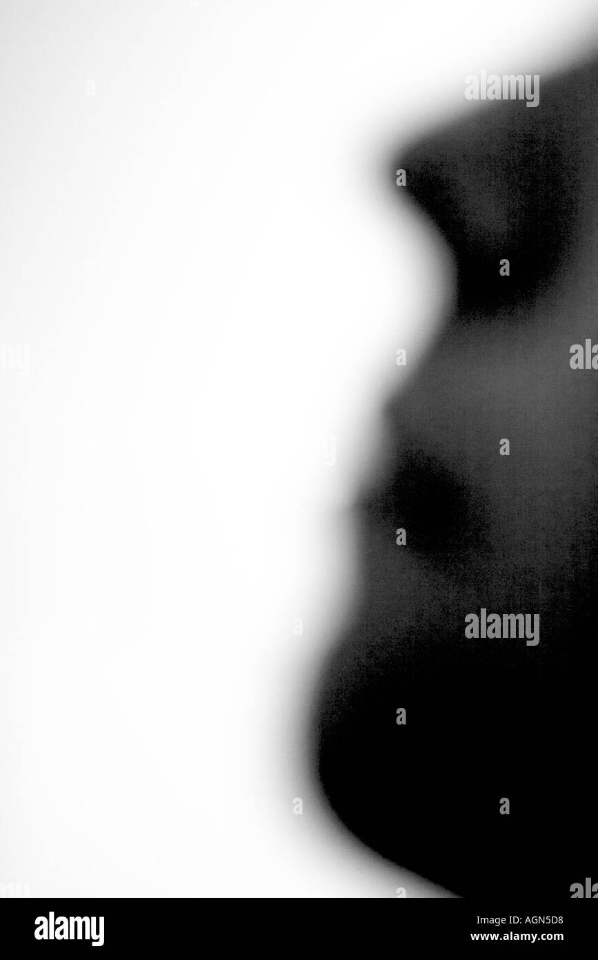 Un mystérieux homme visage de profil Banque D'Images