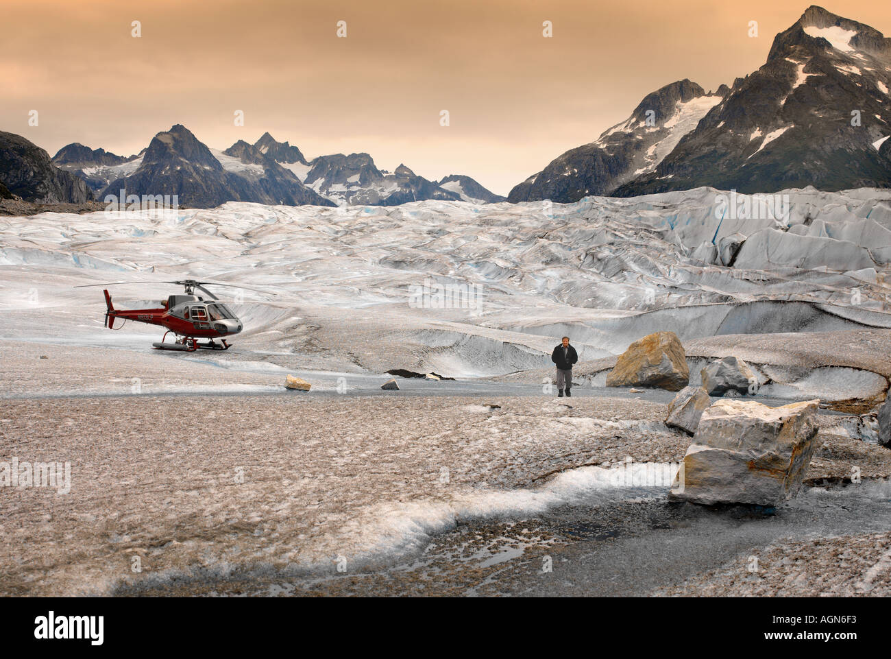 Hélicoptère à l'atterrissage sur la glace près de Juneau en Alaska, USA Banque D'Images