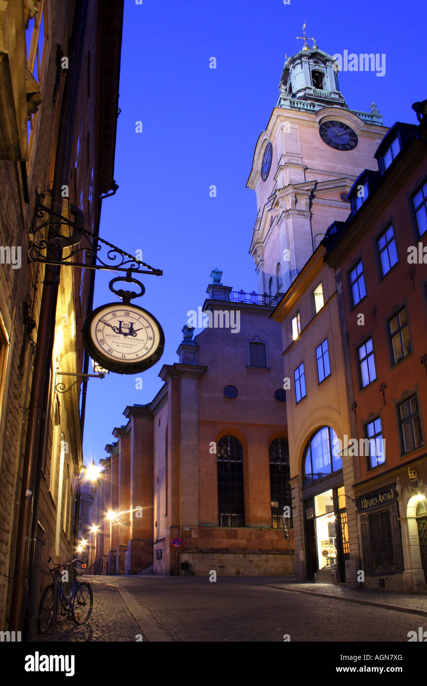 Ruelle déserte au crépuscule, près de la cathédrale de Stockholm, Stockholm, Suède Banque D'Images
