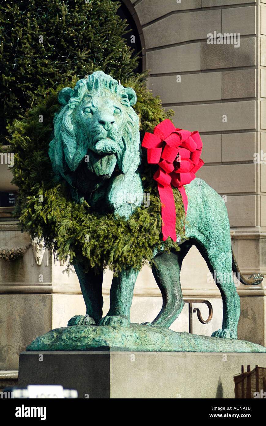 Une statue de Lion en bronze et des guirlandes en dehors de l'Art Institute de Chicago Banque D'Images