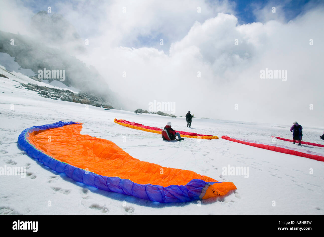 Paraponters prépare à décoller d'un glacier sur les Grands Montets Chamonix France Banque D'Images