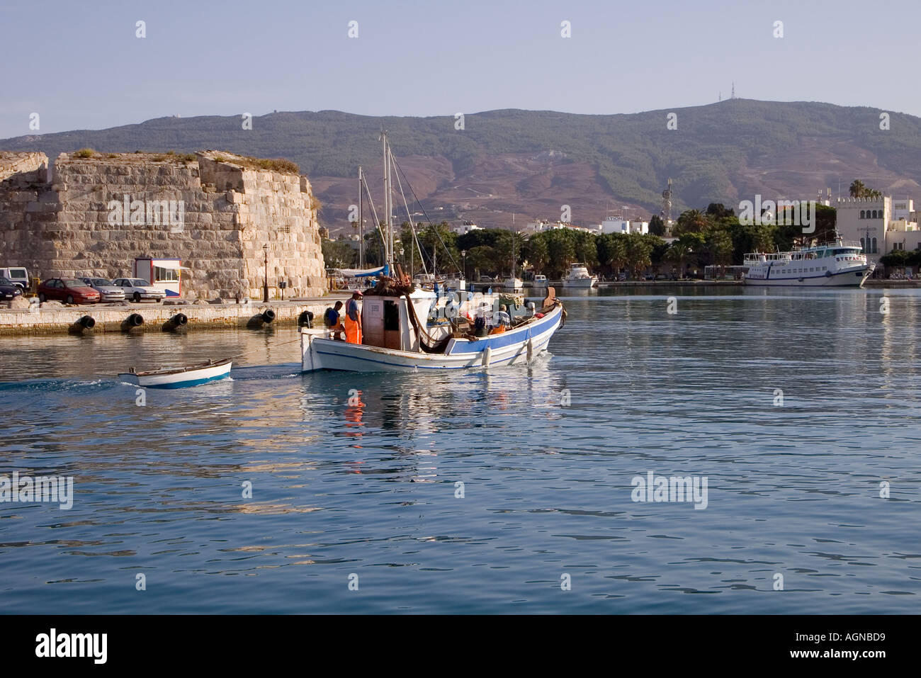 Le port de Kos, Grèce dh KOS arrivant en bateau de pêche port en château de Neratzia Chevaliers de St Jean Banque D'Images