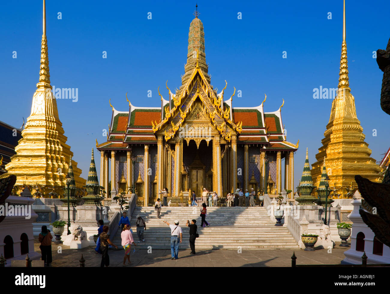 Prasat Phra Thep Bidon Panthéon Royal Wat Phra Kaew Banque D'Images
