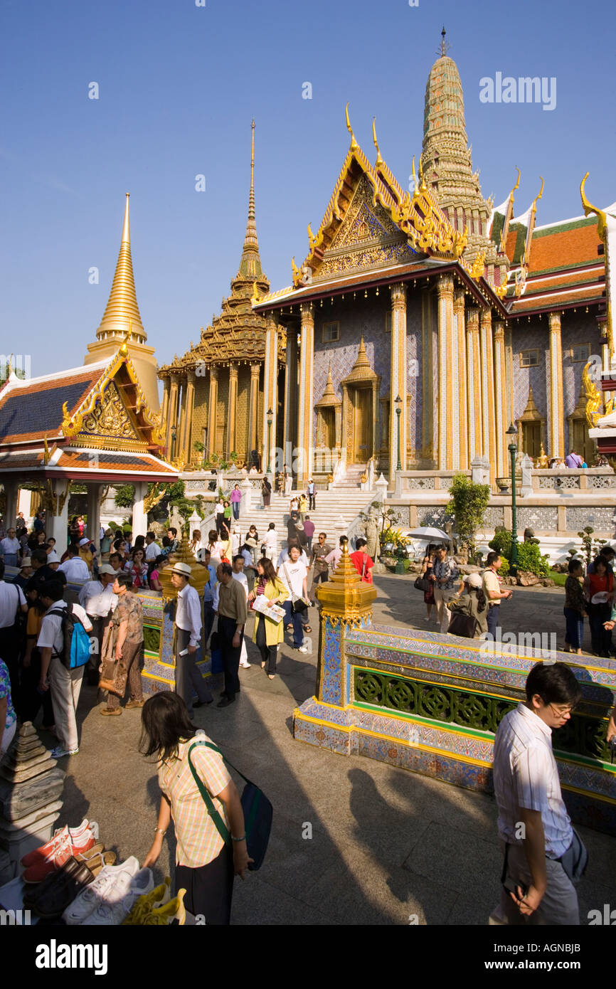 Les touristes visitant Wat Phra Kaew temple Bouddhiste le plus important de la Thaïlande Thaïlande Bangkok Ko Ratanakosin Banque D'Images