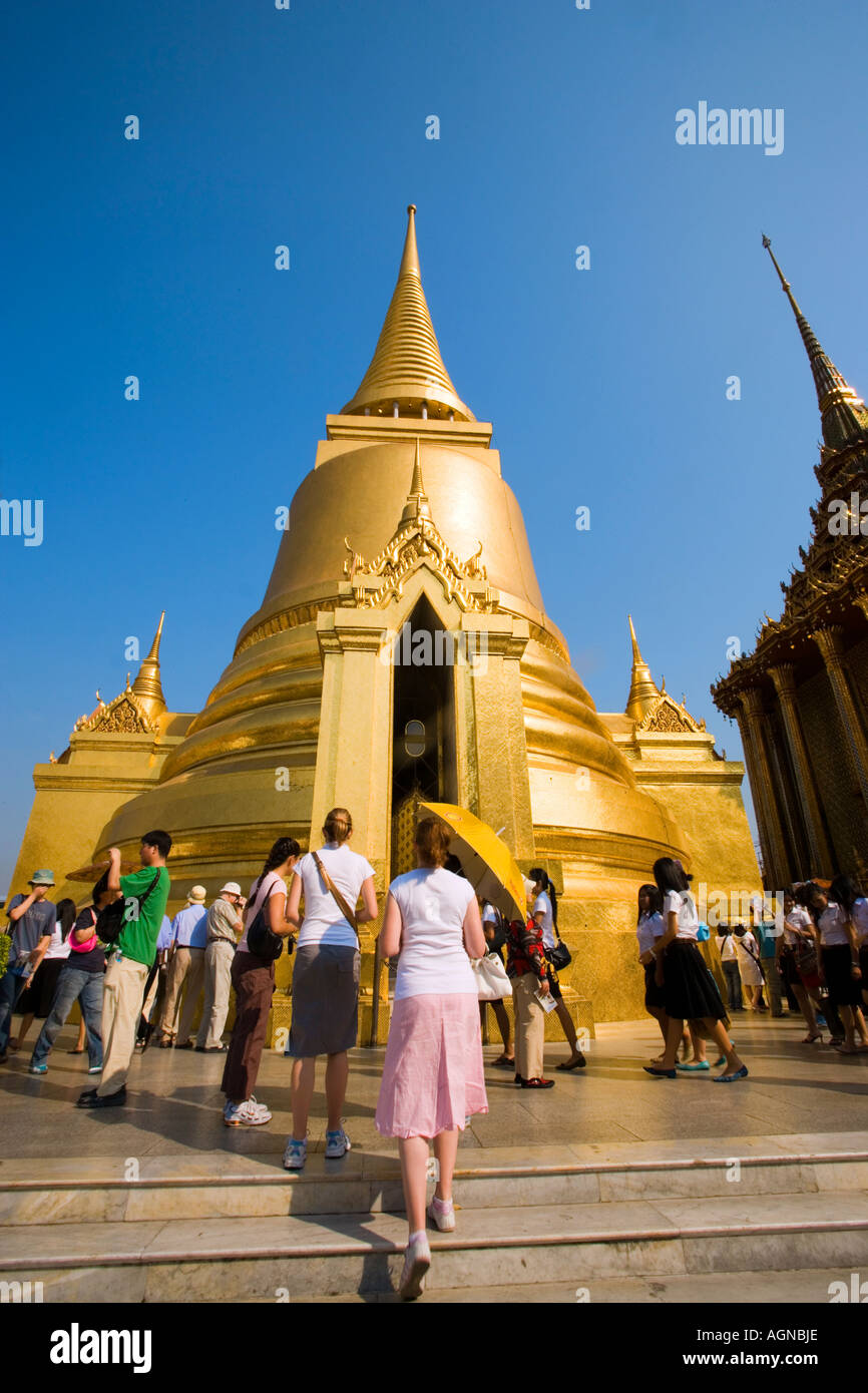 Les touristes visitant Phra Sri Rattana Chedi de Wat Phra Kaew Banque D'Images