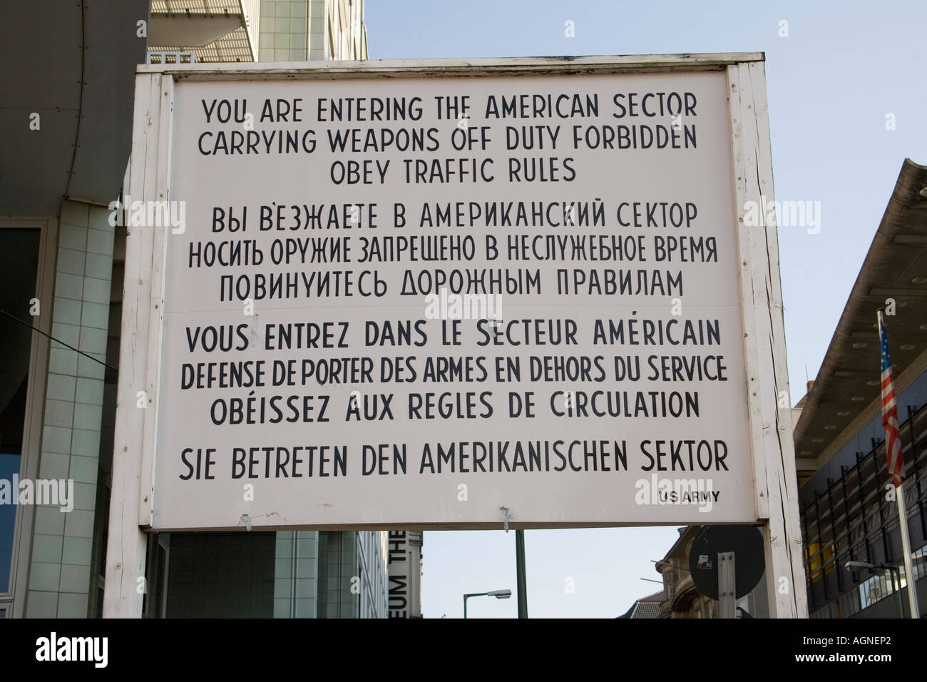 Vous d'entrer dans le secteur américain - se connecter à Checkpoint Charlie, l'ex-frontière allemande sur Friedrichstrasse, Berlin Banque D'Images