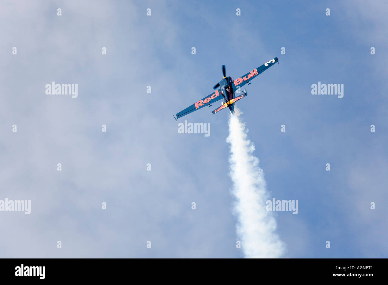 Modèle d'avion Zivko Edge 540 dans le cas d'un vol stunt show Banque D'Images