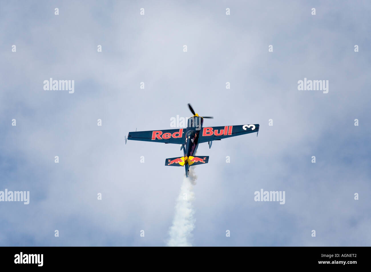 Modèle d'avion Zivko Edge 540 dans le cas d'un vol stunt show Banque D'Images