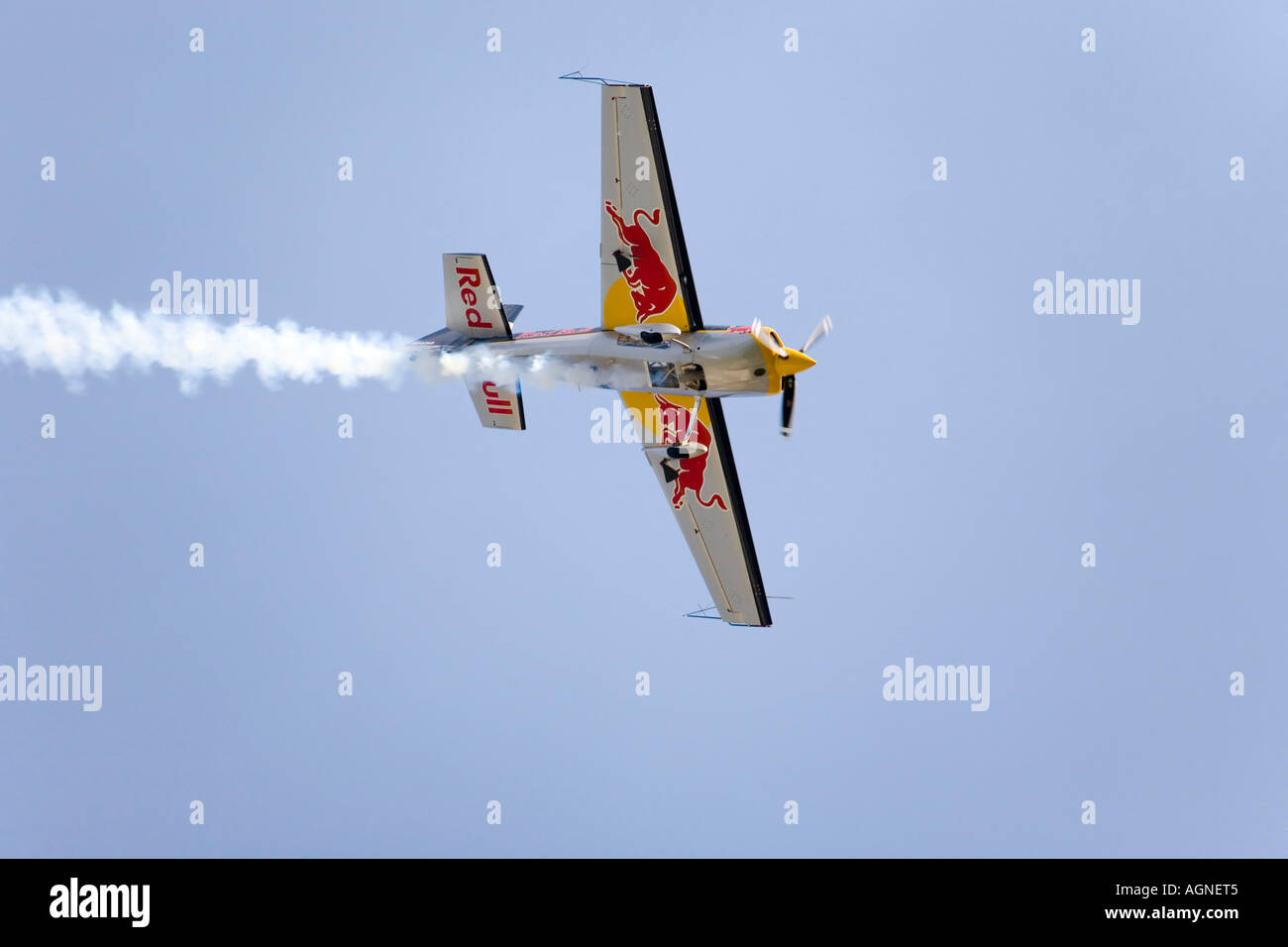 Modèle d'avion Zivko Edge 540 dans le cas d'un vol stunt show Banque D'Images