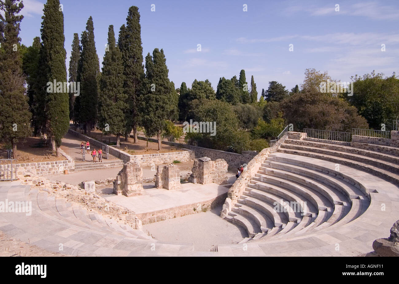 dh Odeon amphithéâtre KOS VILLE KOS touriste arrivant en grec Stade d'amphithéâtre et sièges ruines romaines îles Grèce Banque D'Images