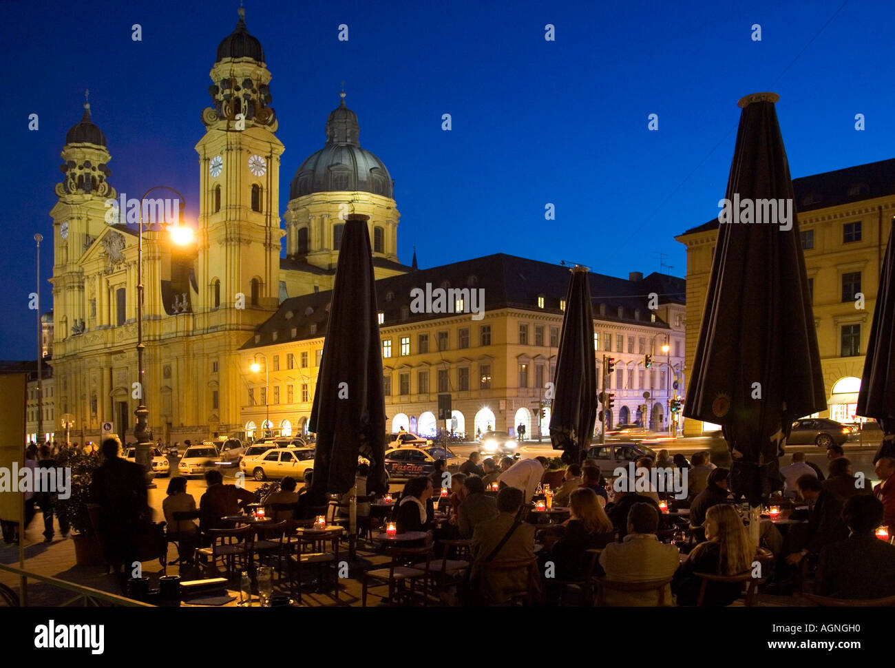 Munich, DEU, 04. Mars 2006 - Les gens sont assis en face de l'ancien cafe Luigi Tamosi à Odeonsplatz à Munich city centre. Dans Banque D'Images