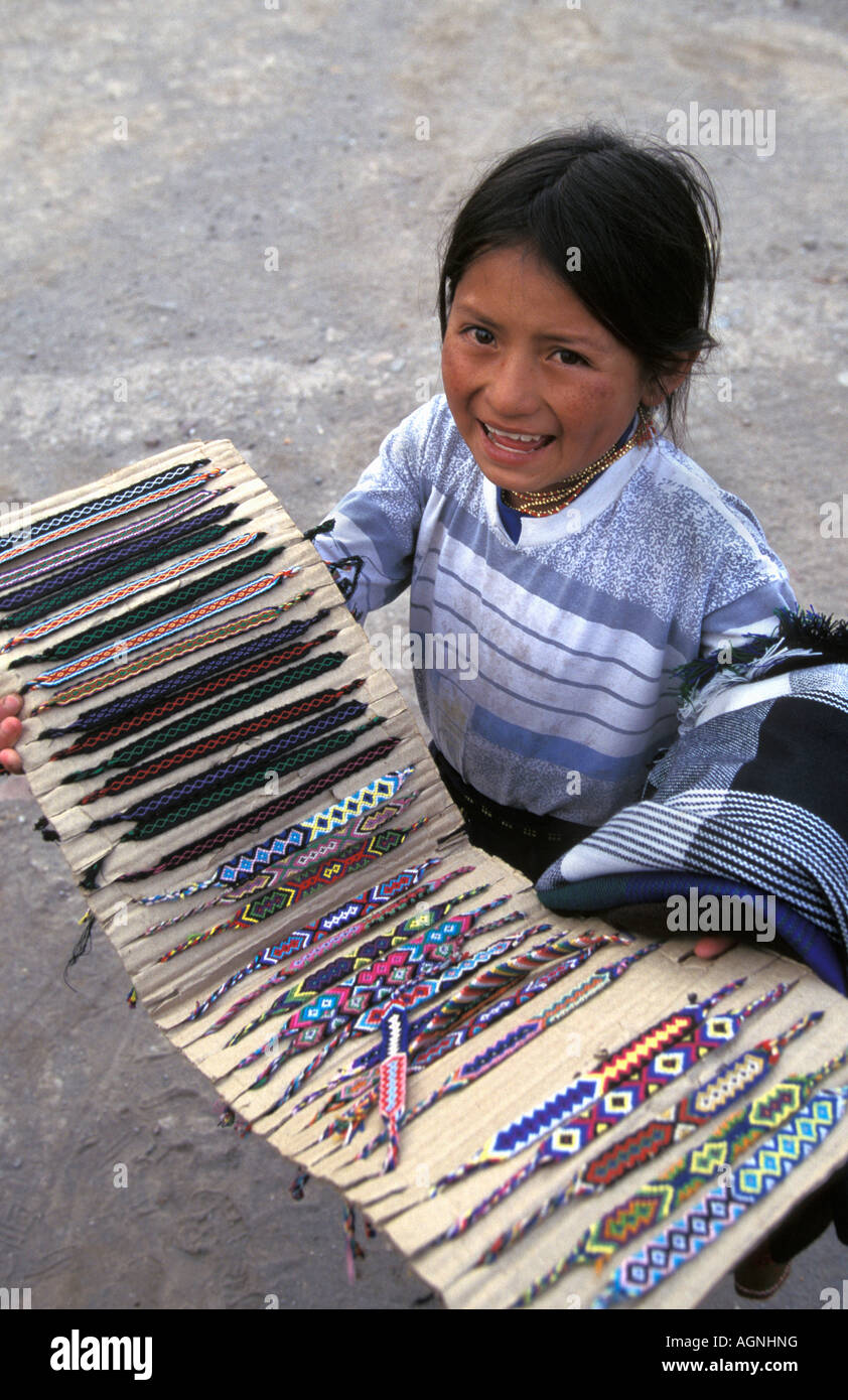 L'Equateur Otavalo Girl bracelets vente Banque D'Images