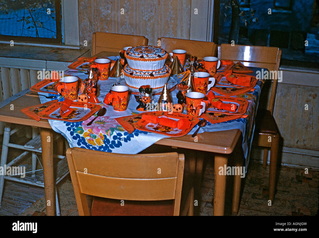 Set de table pour une fête d'Halloween aux Etats Unis dans les années 1950 Banque D'Images