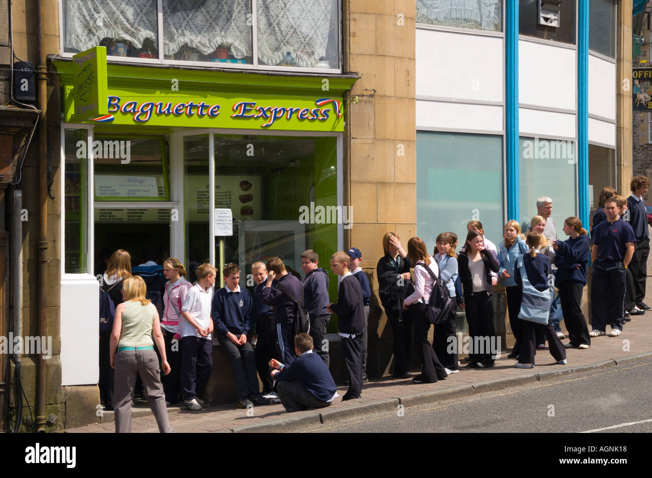 La file d'élèves du secondaire pour l'heure du déjeuner à deli sandwich au lieu d'utiliser la salle à manger de l'école des Scottish Borders Hawick UK Banque D'Images