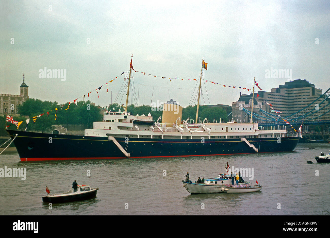 Royal Yacht Britannia dans le bassin de Londres en 1975 Banque D'Images