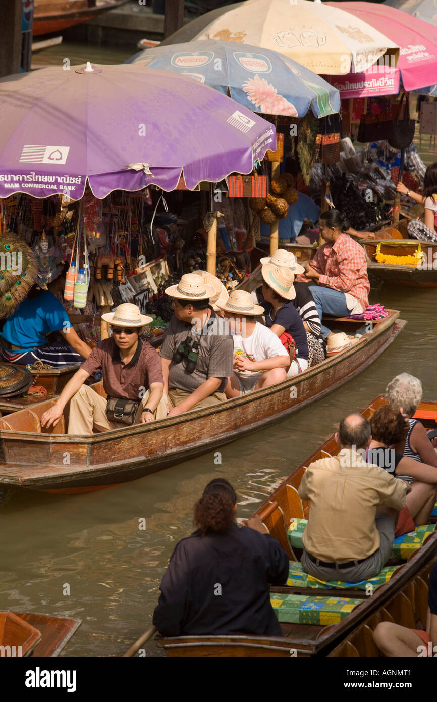 Les touristes dans un bateau en bois de visiter le Marché Flottant Damnoen Saduak près de Bangkok Thaïlande Ratchaburi Banque D'Images