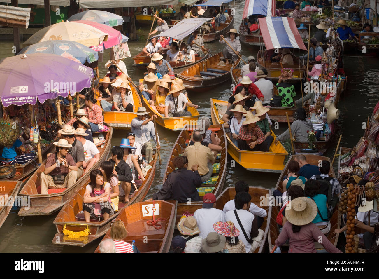 Les touristes en bateaux en bois visiter le Marché Flottant Damnoen Saduak près de Bangkok Thaïlande Ratchaburi Banque D'Images
