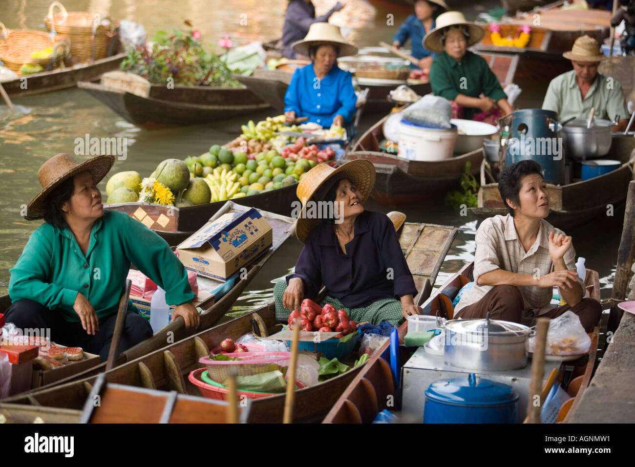 Les femmes du marché offrant des produits au marché flottant Damnoen Saduak près de Bangkok Thaïlande Ratchaburi Banque D'Images