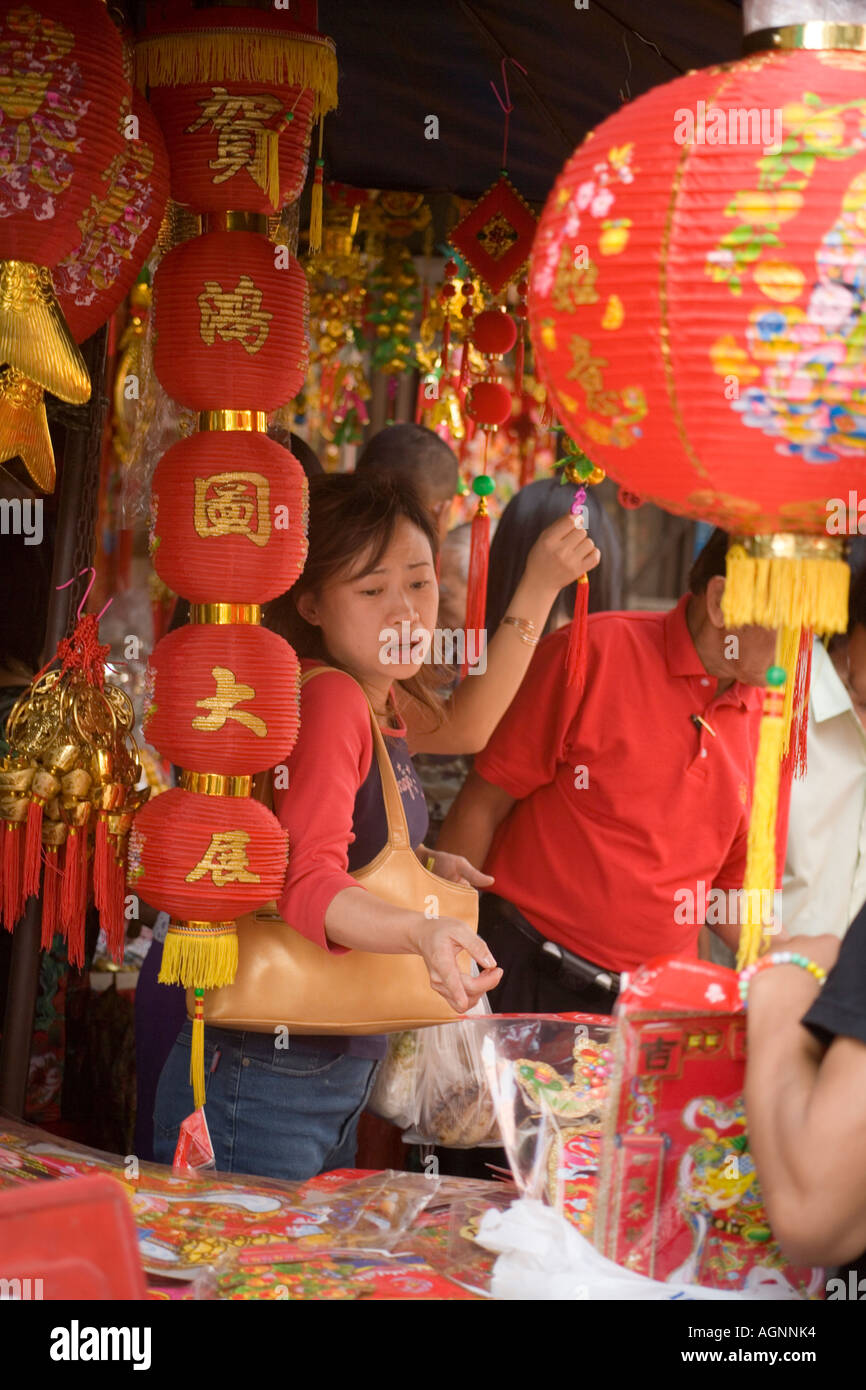 Le choix d'une femme dans un magasin au lampion Yaowarat Road Chinatown Bangkok Banque D'Images