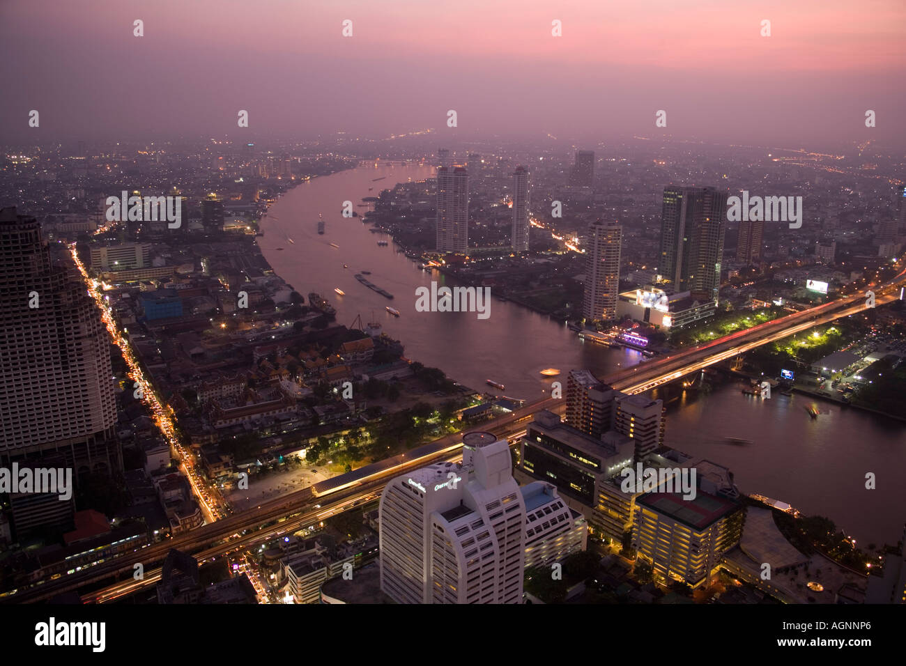 Vue depuis Tower sur Bangkok avec Menam Chao Phraya à Bangkok Thaïlande le soir Banque D'Images