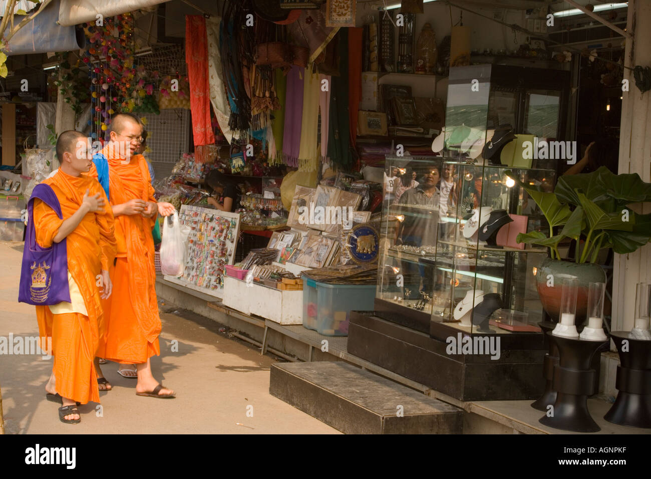Deux moines bouddhistes sur le Suan Chatuchak Weekend Market Bangkok Thaïlande Banque D'Images