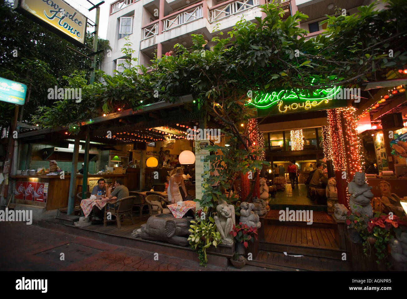 Les touristes se détendre dans un bar de l'hôtel Bangkok Thailande Banglamphu Banque D'Images