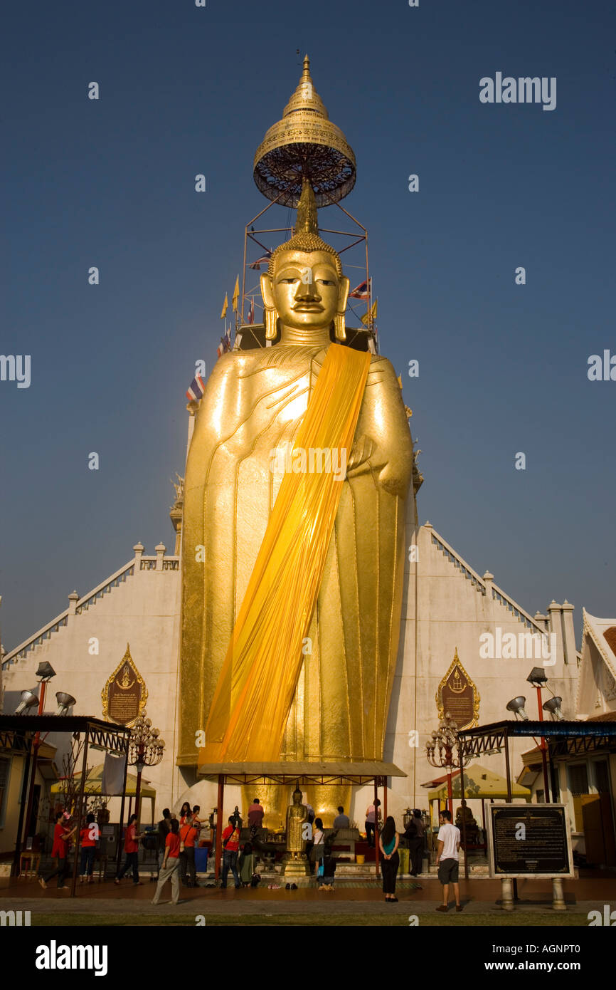 Vue de la statue de Bouddha Doré Wat Intharawihan 32 m de haut Thaïlande Bangkok Banglamphu Banque D'Images