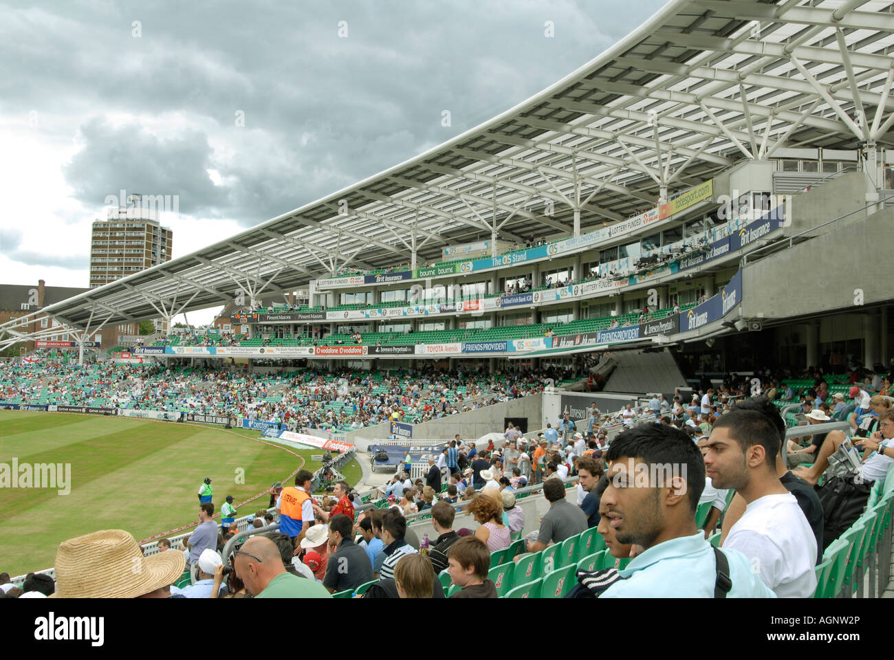 Spectateurs regardant un cricket Angleterre/Inde test match de l'OCS sont au sol ovale à Londres en Angleterre Banque D'Images