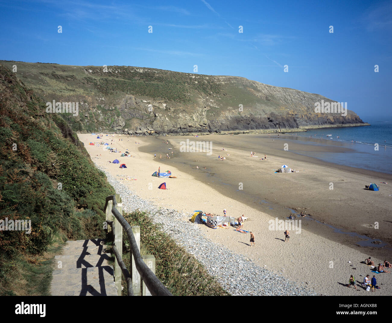 Pas en bas de plage de Porth Ceiriad ronde falaises Nant y Big Gwynedd North Wales UK Banque D'Images