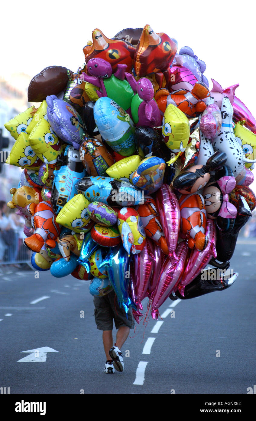 Vendeur de rue la vente de ballons à l'hélium pour enfants Photo Stock -  Alamy