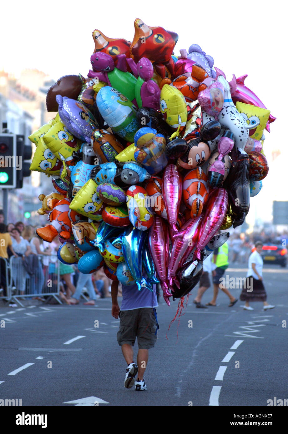 Vendeur de rue la vente de ballons à l'hélium pour enfants Photo Stock -  Alamy