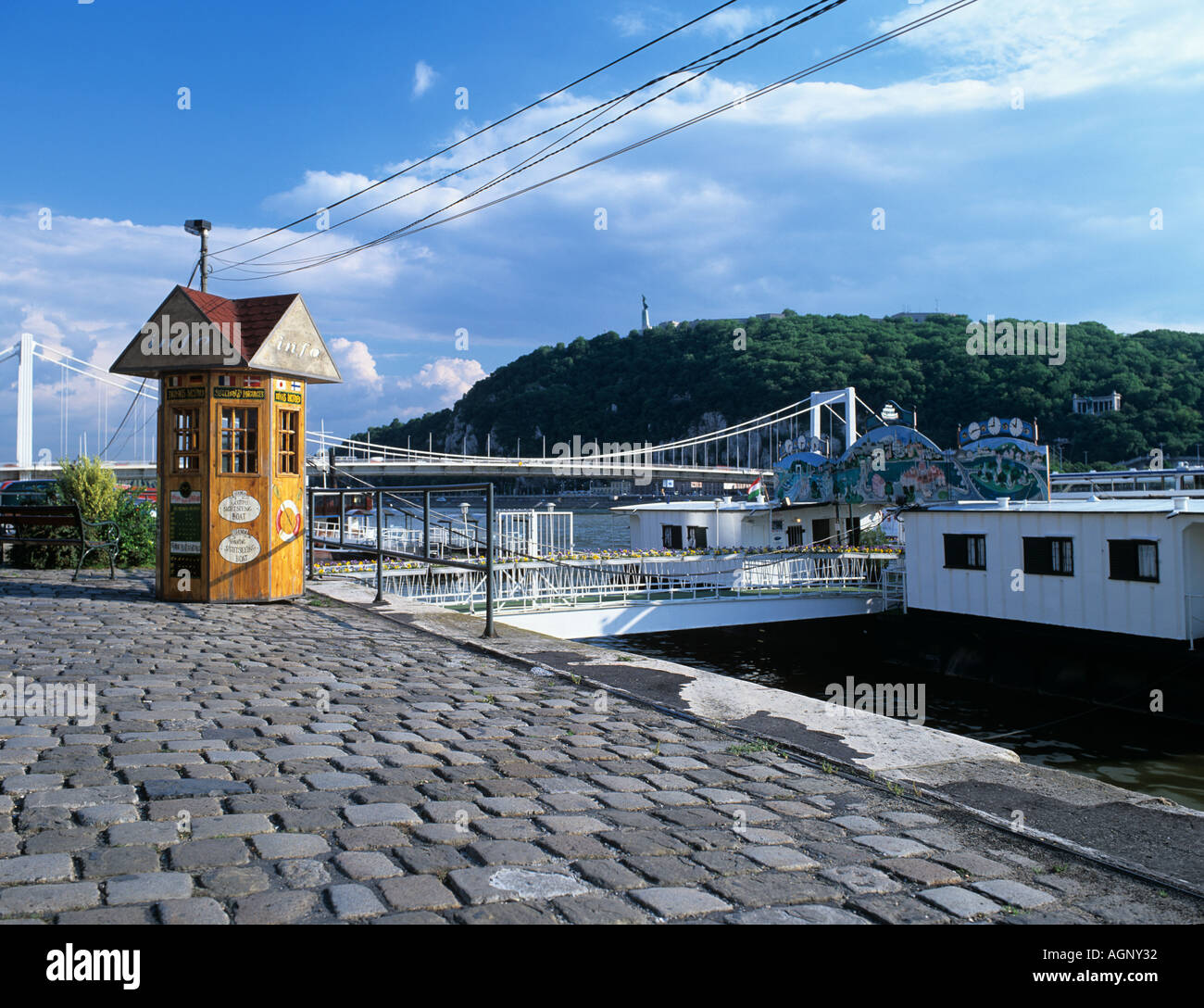 RIVER CRUISE et jetée sur le Danube en remblai Pest Budapest Hongrie Banque D'Images