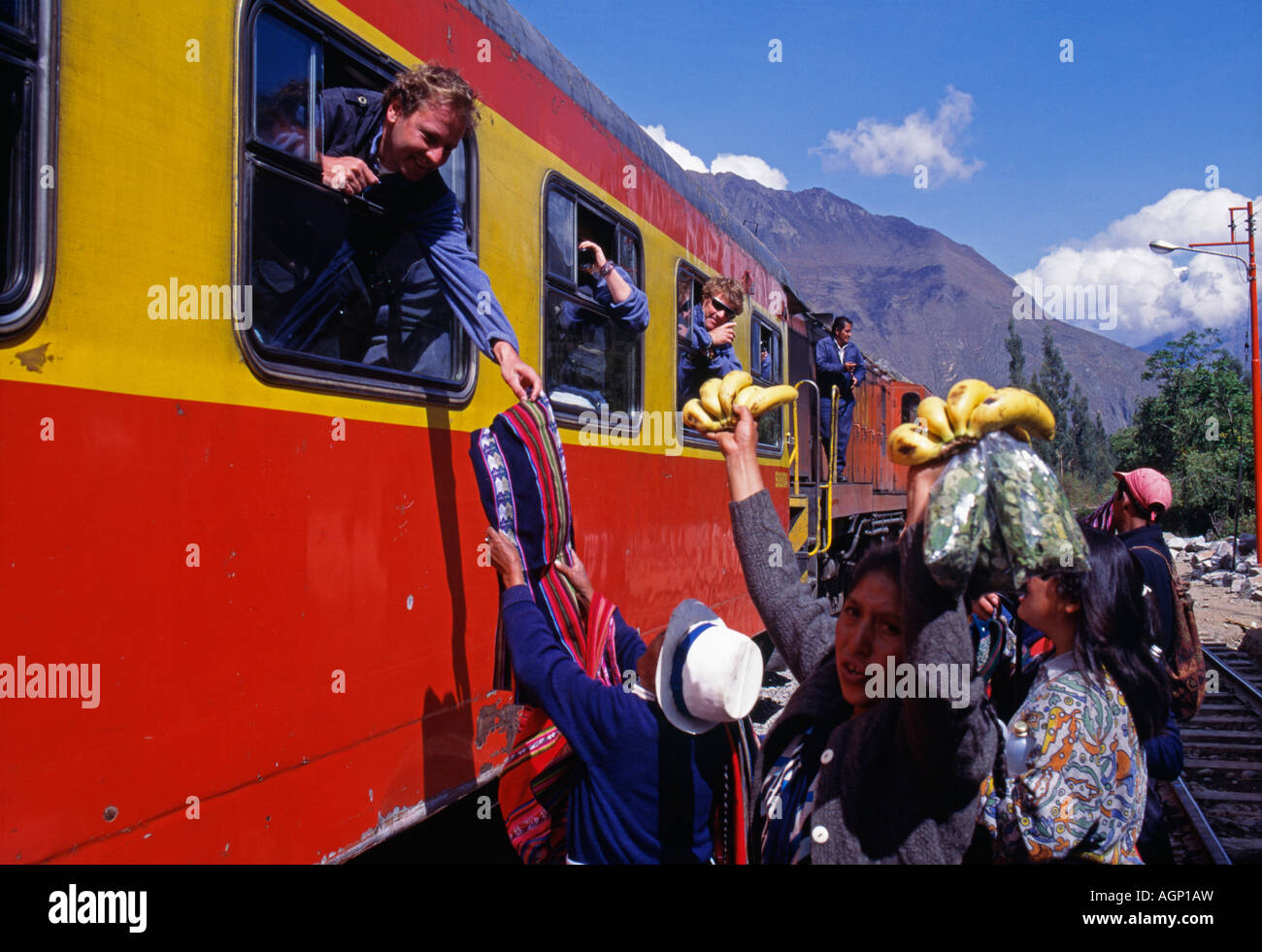 Pérou Cusco personnes vendant des souvenirs et de la nourriture pour les voyageurs en train à Machu Picchu Banque D'Images