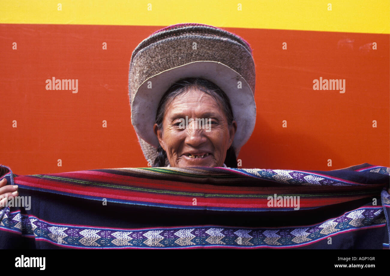 Pérou Cusco hauts femme indienne la vente de châles et de chapeaux Banque D'Images