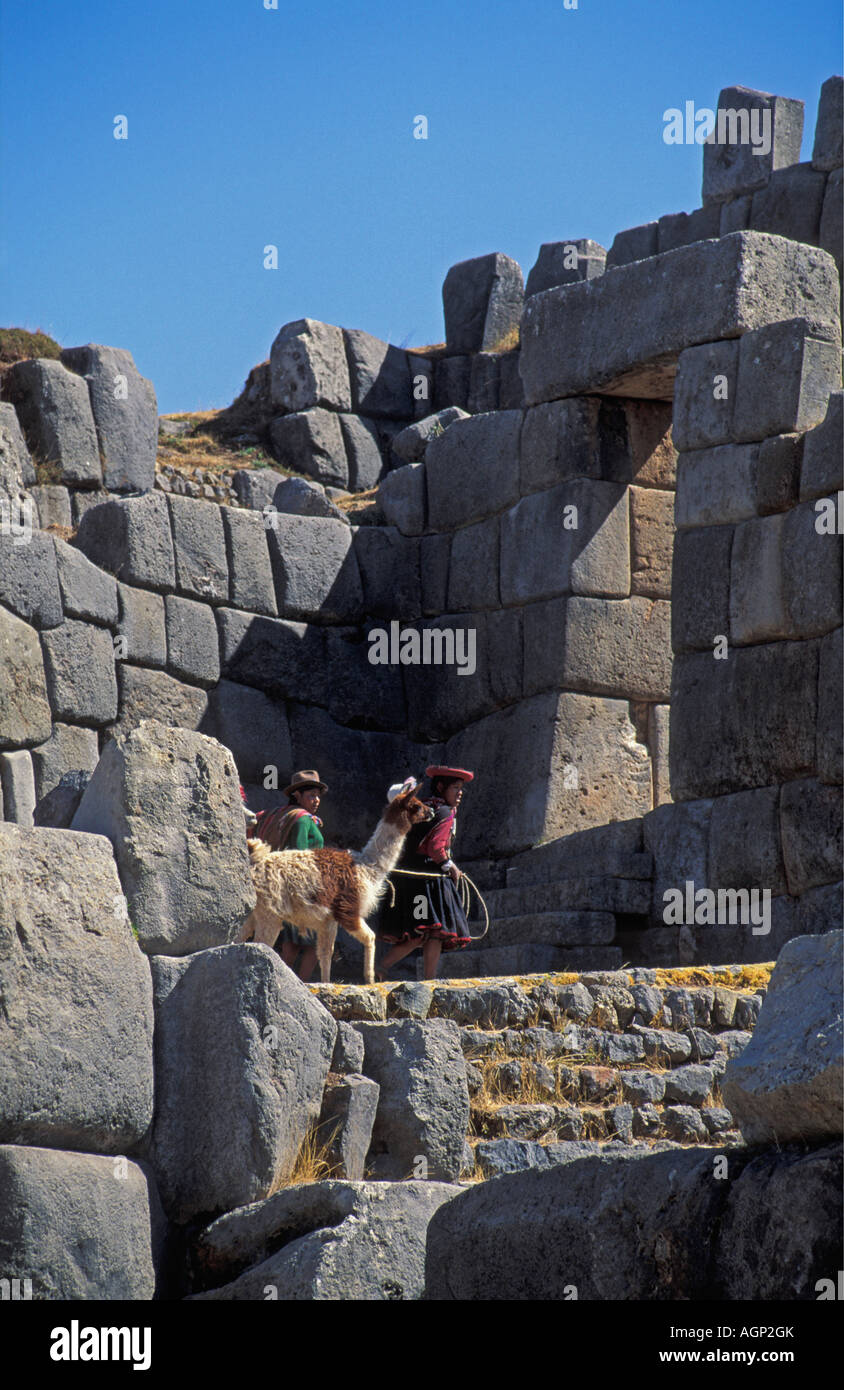 Pérou Sacsayhuaman, les femmes indiennes et de lamas à ruines Incas Banque D'Images