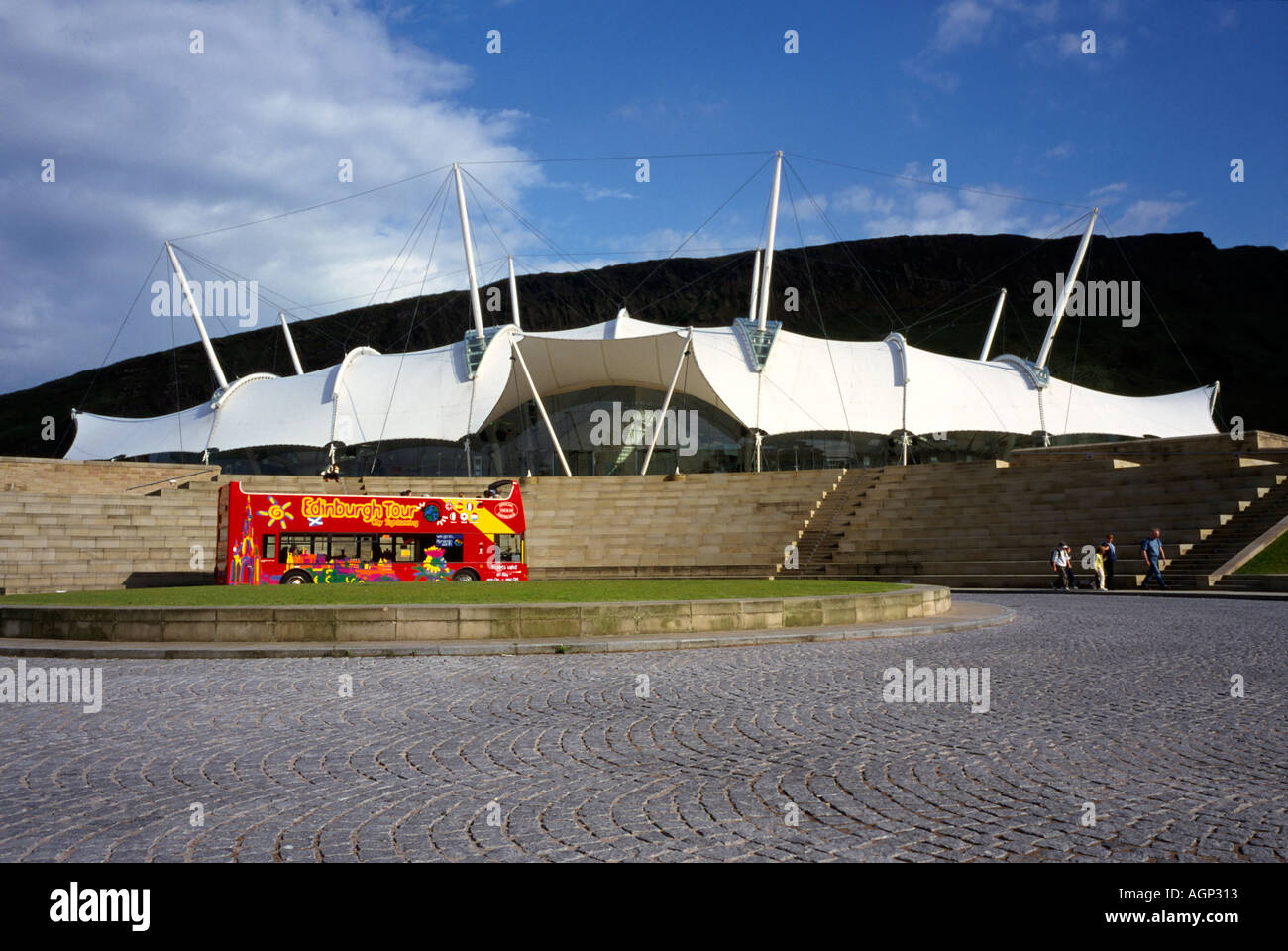 Open top rouge Edinburgh tour bus en face de Terre dynamique Children's Science Museum. Edimbourg, Ecosse Banque D'Images