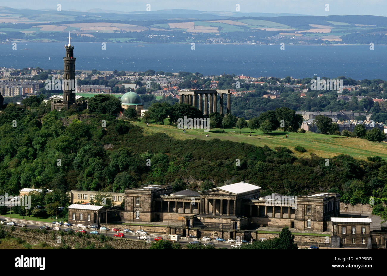 Le Monument Nelson, le Monument National et l'Observatoire sur la Colline Calton vue Arthur's Seat à Holyrood Park, Edinburgh. Banque D'Images