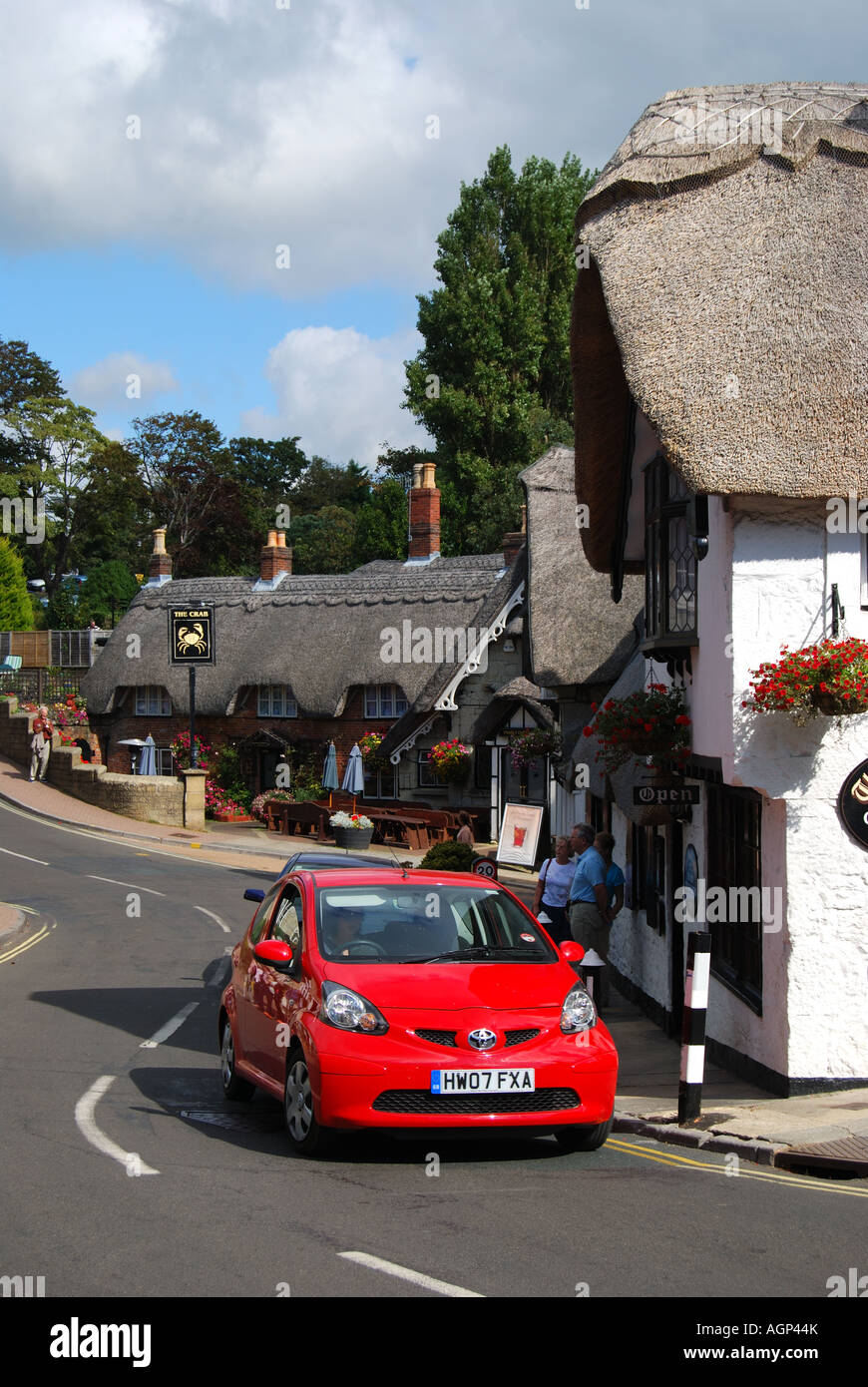 Voiture roulant à travers la vieille ville, Ventnor, île de Wight, Angleterre, Royaume-Uni Banque D'Images