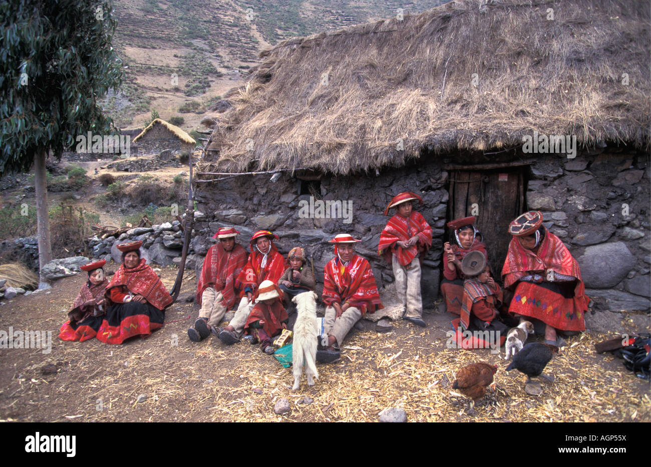 Pérou Huilloc, Ollantaytambo, les Indiens en costume traditionnel assis en face de hut Banque D'Images